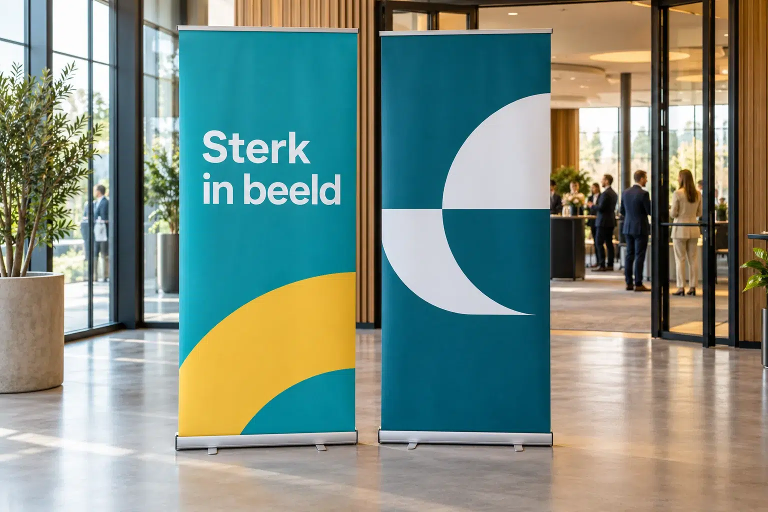 Twee roll-up banners bij een zakelijke bijeenkomst