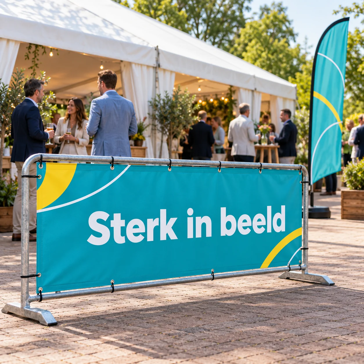 Bedrukt dranghekdoek en turquoise beachflag bij een zakelijk evenement